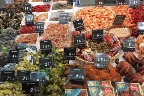Marktstand mit Meeresfrüchten, Spanische Küche
