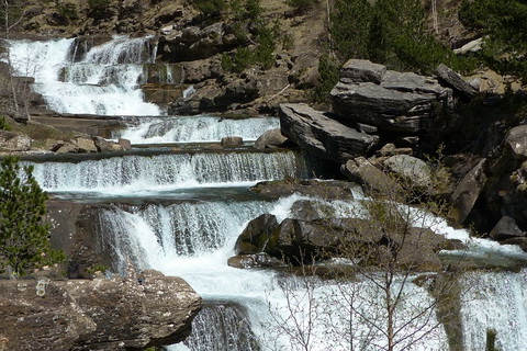 Wasserfälle in einer Schlucht Nationalparks in Spanien