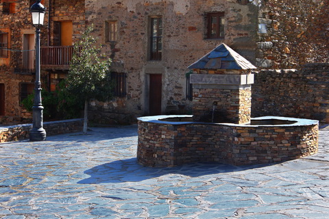 Brunnen am Plaza Mayor in Valverde de los Arroyos die schwarzen Dörfer 480x320