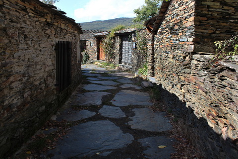 Enge Gasse in Campillo de Ranas die schwarzen Dörfer 480x320