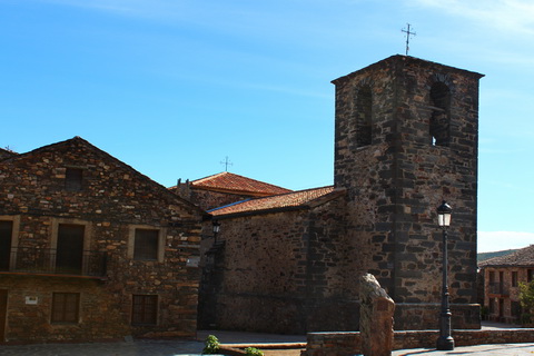 Kirche am Plaza Mayor in Valverde de los Arroyos die schwarzen Dörfer 480x320